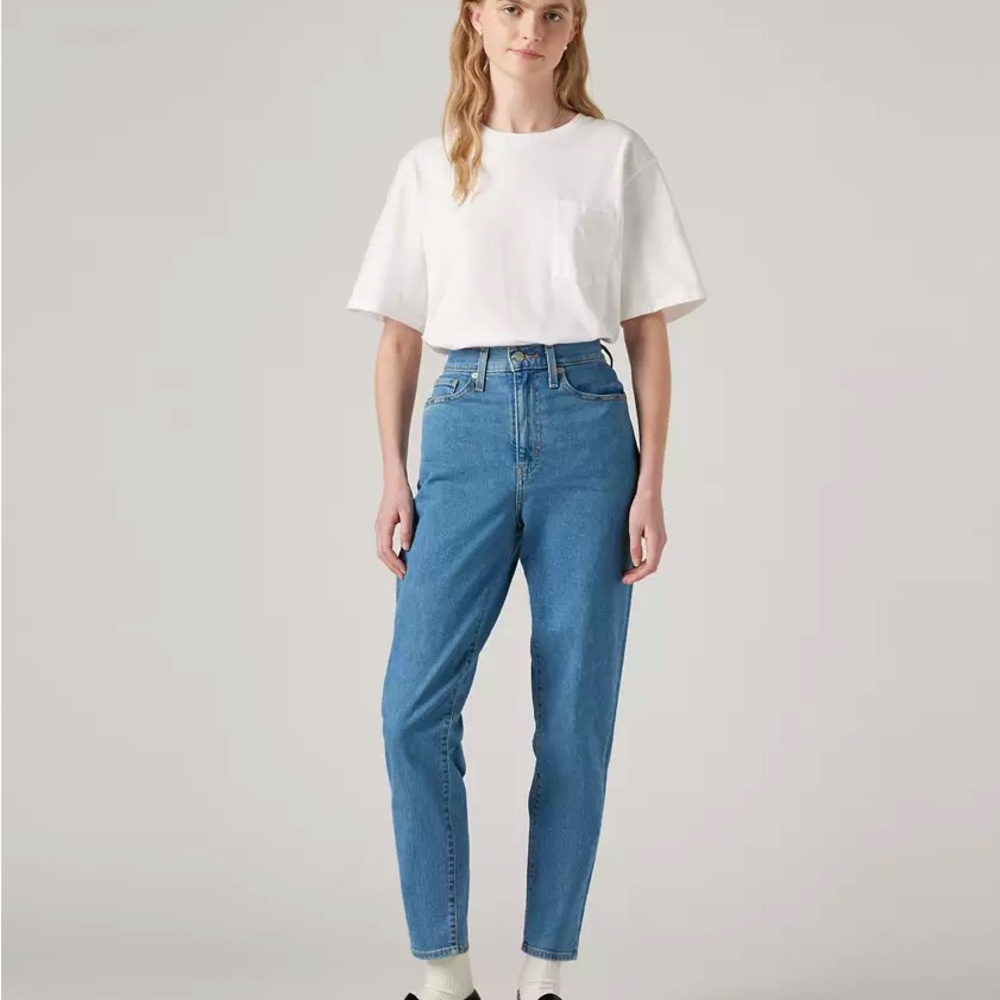 Levi’s - High Waisted Taper Jeans. 32
